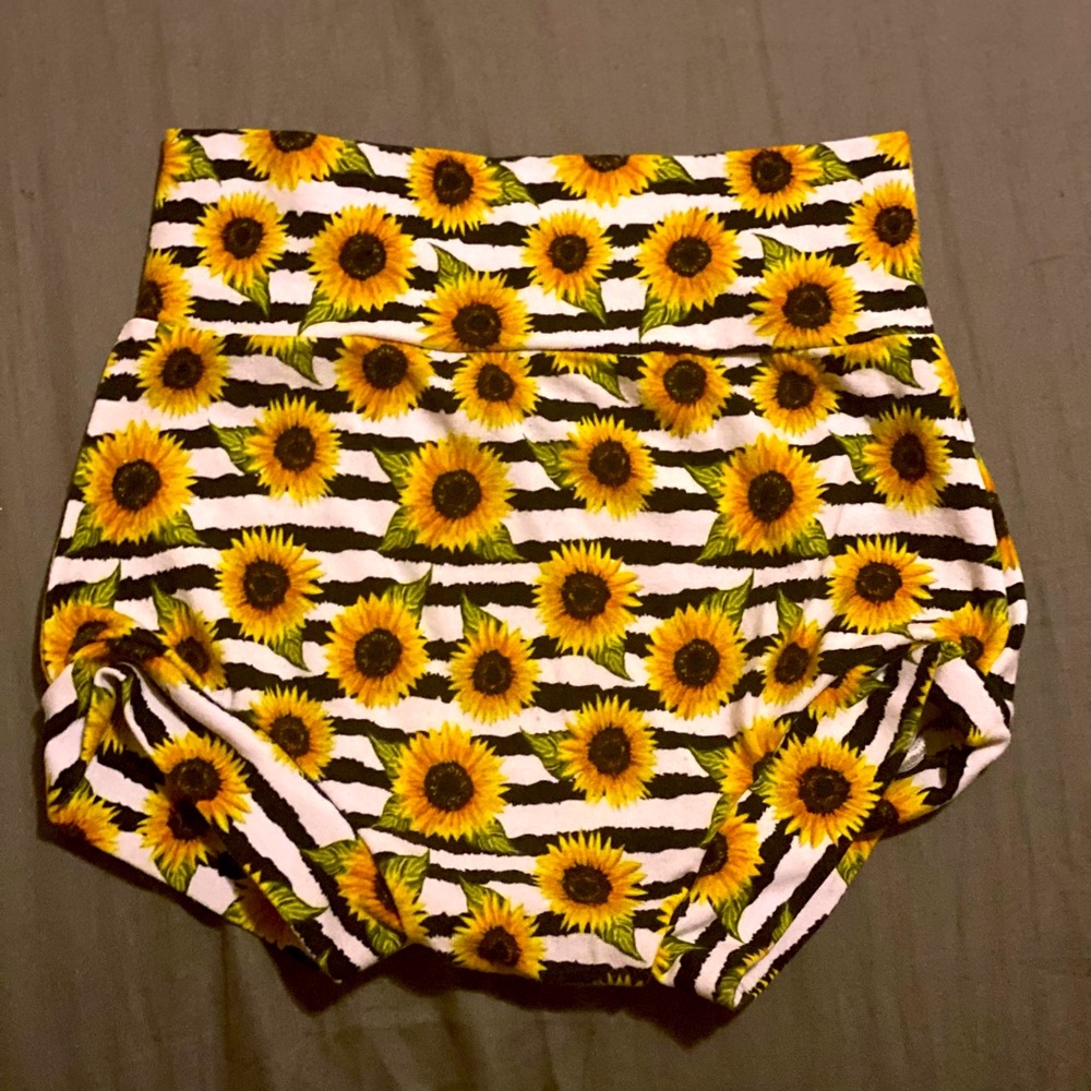 Small shop sunflower bummies size 18-24 m